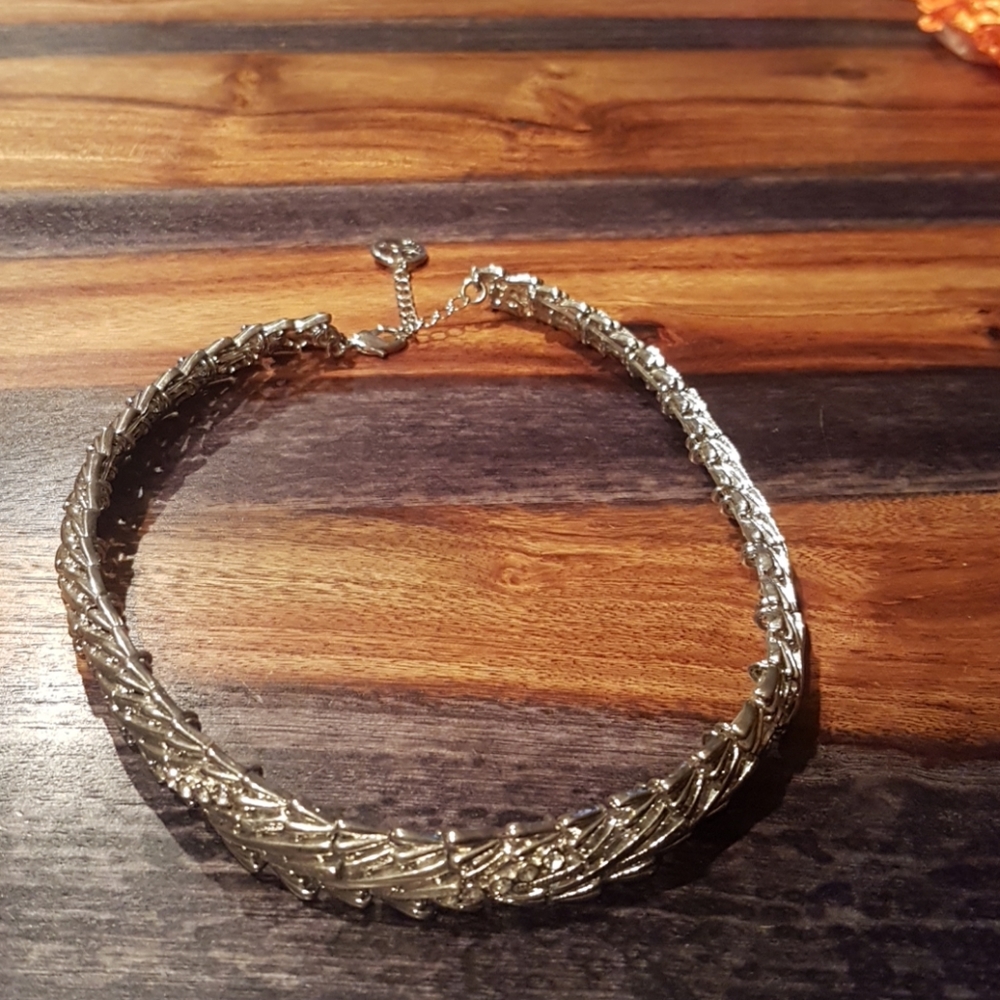 SILVER JEWELED CHOKER NECKLACE